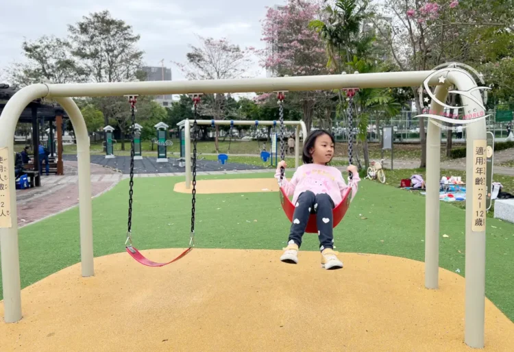 台中親子景點推薦，可以待一整天的公園：南興公園必玩共融遊戲場＆戶外野餐、慶生好選擇 Ⅰ 米奇樹、落雨松打卡景點IMG  x
