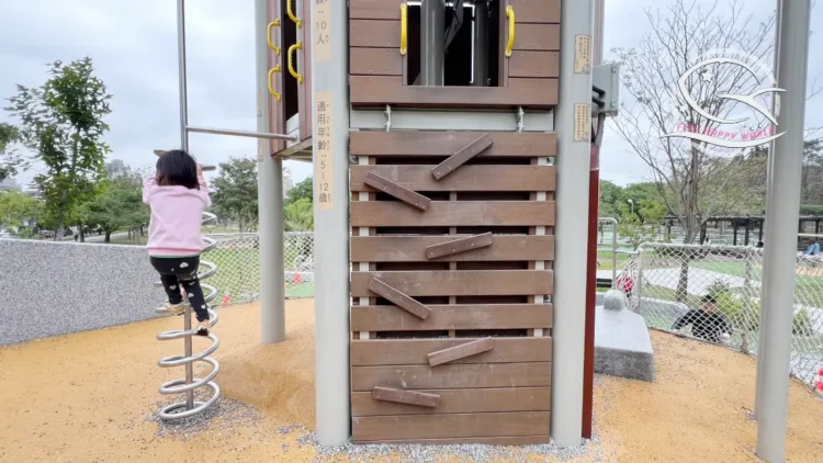 台中親子景點推薦，可以待一整天的公園：南興公園必玩共融遊戲場＆戶外野餐、慶生好選擇 Ⅰ 米奇樹、落雨松打卡景點IMG  x