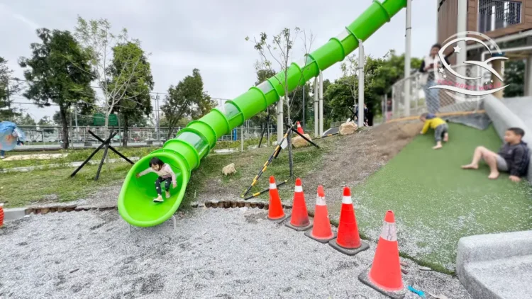 台中親子景點推薦，可以待一整天的公園：南興公園必玩共融遊戲場＆戶外野餐、慶生好選擇 Ⅰ 米奇樹、落雨松打卡景點IMG  x