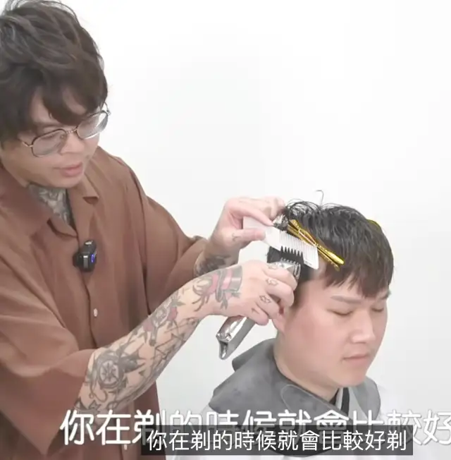 如何幫男生（老公）剪頭髮？長夾的接縫處用長梳反拿檔著
