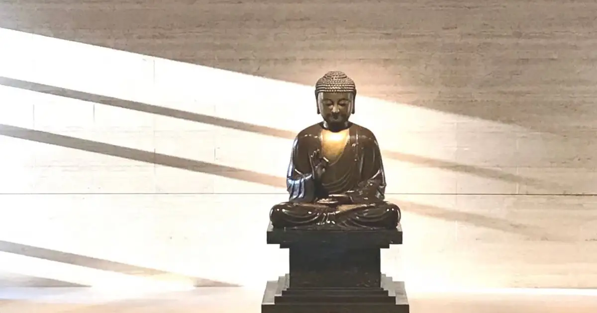 Read more about the article 法鼓山寶雲寺共修初體驗：二小時的打坐、禮佛與靜默的科學｜正念日記